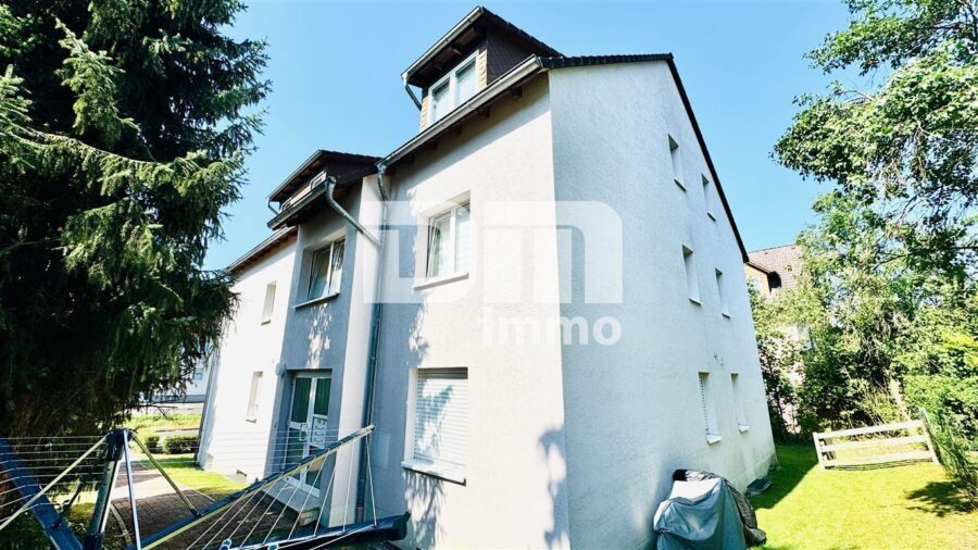 (R)erserviert!!!Exklusive Dachgeschosswohnung mit Balkon & Garage in gefragter Lage der Eichwaldsiedlung - Seitenansicht / Haupteingang